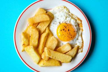 London UK 25 Haziran 2025, Yağda Yumurta Güneşi Kalın Kesikli Cips