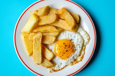 London UK 25 Haziran 2025, Yağda Yumurta Güneşi Kalın Kesikli Cips