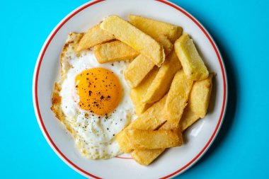 London UK 25 Haziran 2025, Yağda Yumurta Güneşi Kalın Kesikli Cips