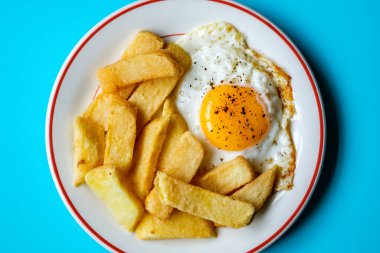 London UK 25 Haziran 2025, Yağda Yumurta Güneşi Kalın Kesikli Cips