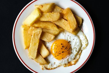 London UK 25 Haziran 2025, Yağda Yumurta Güneşi Kalın Kesikli Cips