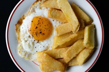 London UK 25 Haziran 2025, Yağda Yumurta Güneşi Kalın Kesikli Cips