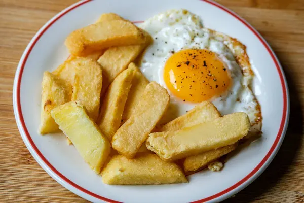 London UK 25 Haziran 2025, Yağda Yumurta Güneşi Kalın Kesikli Cips