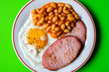 26 Haziran 2025 'te Londra' da domuz pastırmalı kızarmış yumurta ve domates soslu fasulye.