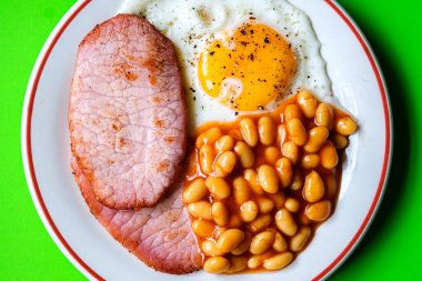 26 Haziran 2025 'te Londra' da domuz pastırmalı kızarmış yumurta ve domates soslu fasulye.