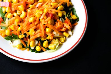 Londra İngiltere 26 Haziran 2025, Taze Tazelenmiş Yaz Havuç Salatası Kırmızı Biber ve Yapraklar