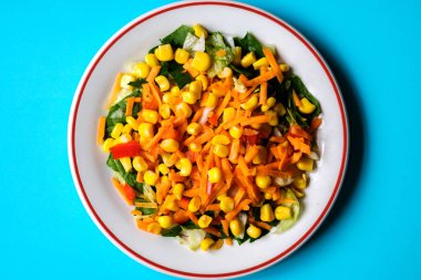 Londra İngiltere 26 Haziran 2025, Taze Tazelenmiş Yaz Havuç Salatası Kırmızı Biber ve Yapraklar