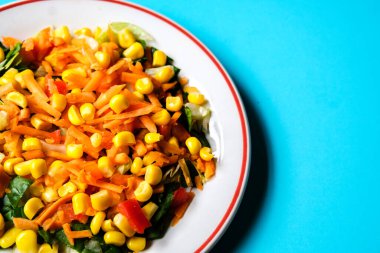 Londra İngiltere 26 Haziran 2025, Taze Tazelenmiş Yaz Havuç Salatası Kırmızı Biber ve Yapraklar