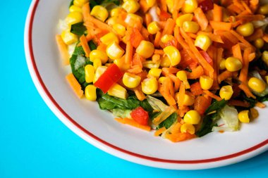 Londra İngiltere 26 Haziran 2025, Taze Tazelenmiş Yaz Havuç Salatası Kırmızı Biber ve Yapraklar