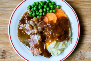 Londra İngiltere 26 Haziran 2025, Classic Liver ve Bacon yanında patates püresi havuç ve soğan sosu.