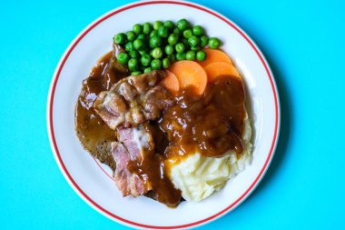 Londra İngiltere 26 Haziran 2025, Classic Liver ve Bacon yanında patates püresi havuç ve soğan sosu.