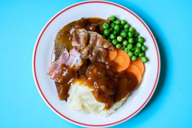 Londra İngiltere 26 Haziran 2025, Classic Liver ve Bacon yanında patates püresi havuç ve soğan sosu.