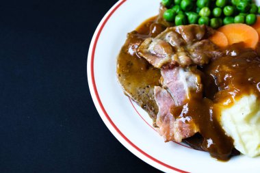 Londra İngiltere 26 Haziran 2025, Classic Liver ve Bacon yanında patates püresi havuç ve soğan sosu.