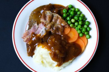 Londra İngiltere 26 Haziran 2025, Classic Liver ve Bacon yanında patates püresi havuç ve soğan sosu.