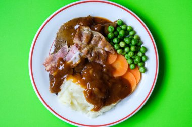 Londra İngiltere 26 Haziran 2025, Classic Liver ve Bacon yanında patates püresi havuç ve soğan sosu.