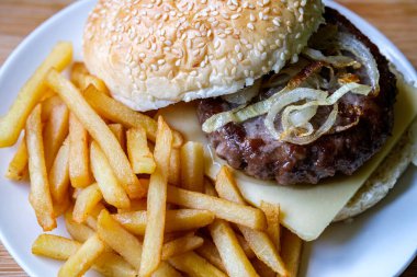 Londra İngiltere 27 Haziran 2025, Ev Yapımı Biftek veya Patates Kızarmış Hamburger