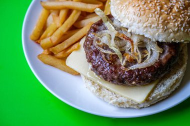 Londra İngiltere 27 Haziran 2025, Ev Yapımı Biftek veya Patates Kızarmış Hamburger