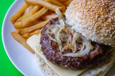 Londra İngiltere 27 Haziran 2025, Ev Yapımı Biftek veya Patates Kızarmış Hamburger