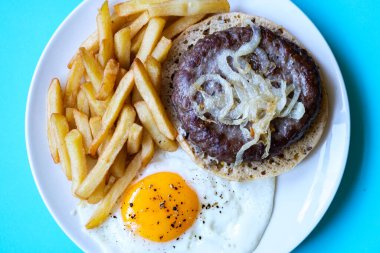 Londra İngiltere 27 Haziran 2025, Ev yapımı jambon veya soğanlı sığır burger ve kızarmış yumurta