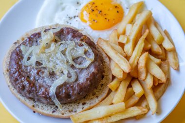 Londra İngiltere 27 Haziran 2025, Ev yapımı jambon veya soğanlı sığır burger ve kızarmış yumurta