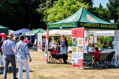 Londra İngiltere, 29 Haziran 2025, İnsanlar Açılır Market Dükkanlarında Dolaşıyor