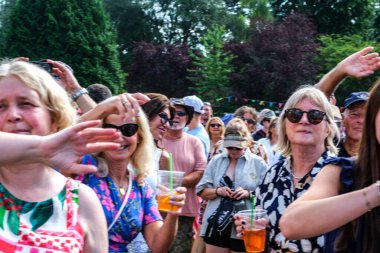 Londra İngiltere, 29 Haziran 2025, ABBA 'yı İzleyen ve Destekleyen Karışık Seyirci Grubu ve ABBA Uyanış Grubu