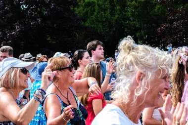 Londra İngiltere, 29 Haziran 2025, ABBA 'yı İzleyen ve Destekleyen Karışık Seyirci Grubu ve ABBA Uyanış Grubu