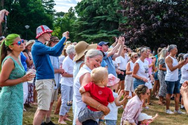 Londra İngiltere, 29 Haziran 2025, ABBA 'yı İzleyen ve Destekleyen Karışık Seyirci Grubu ve ABBA Uyanış Grubu