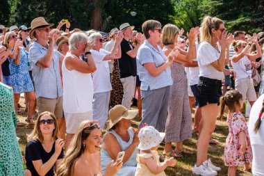 Londra İngiltere, 29 Haziran 2025, ABBA 'yı İzleyen ve Destekleyen Karışık Seyirci Grubu ve ABBA Uyanış Grubu