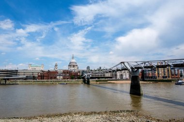 Londra İngiltere, Temmuz 01 2025, Milenyum Köprüsü yaya geçidi. Arka planda St Pauls Katedrali ile Thames Nehri 'nden geçiyor.