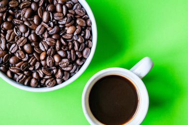 Londra İngiltere, 14 Temmuz 2025, Espresso Kahvesi Taze kavrulmuş organik kahve çekirdeğinin yanında 