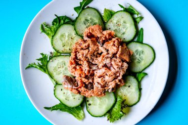 Londra, 14 Temmuz 2025, Salatalık ve Salata Yapraklı Somon Balığı