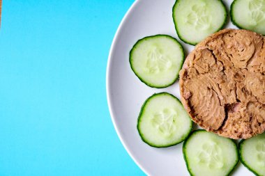 Londra, 14 Temmuz 2025, Salatalıklı Sağlıklı Ton Balığı Atıştırması