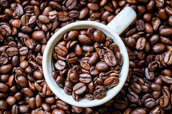 Londra İngiltere, 14 Temmuz 2025, Espresso Kahve Kupası Taze kavrulmuş organik kahve çekirdeği 