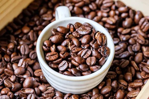 Londra İngiltere, 14 Temmuz 2025, Espresso Kahve Kupası Taze kavrulmuş organik kahve çekirdeği 