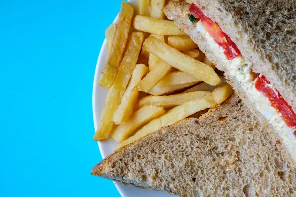 Londra İngiltere, 14 Temmuz 2025, taze yumurta ve salata kremalı domatesli sandviç ve patates kızartması.