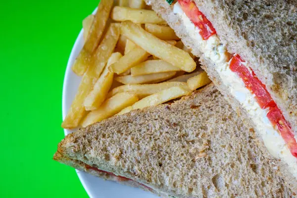 Londra İngiltere, 14 Temmuz 2025, taze yumurta ve salata kremalı domatesli sandviç ve patates kızartması.