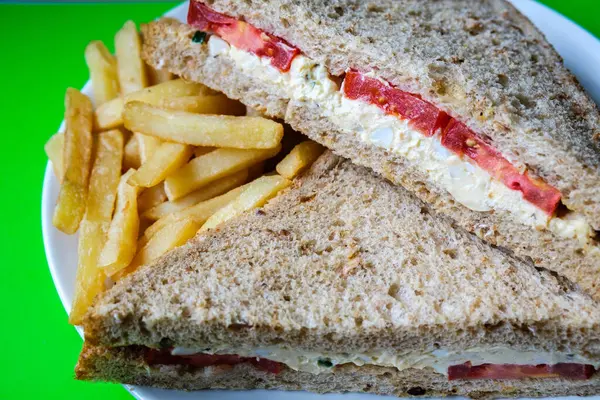 Londra İngiltere, 14 Temmuz 2025, taze yumurta ve salata kremalı domatesli sandviç ve patates kızartması.