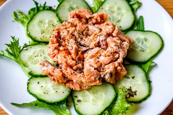 Londra, 14 Temmuz 2025, Salatalık ve Salata Yapraklı Somon Balığı