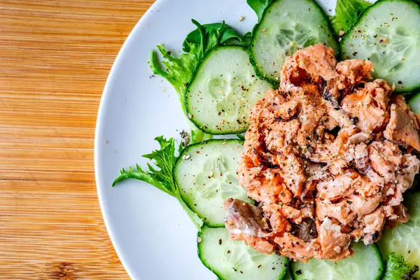 Londra, 14 Temmuz 2025, Salatalık ve Salata Yapraklı Somon Balığı