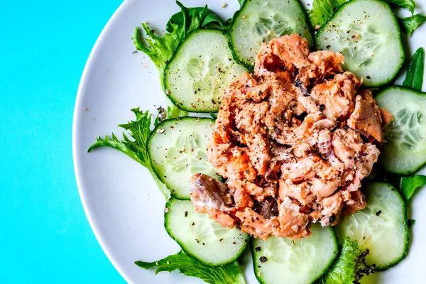 Londra, 14 Temmuz 2025, Salatalık ve Salata Yapraklı Somon Balığı