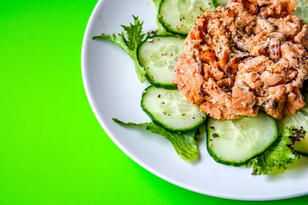 Londra, 14 Temmuz 2025, Salatalık ve Salata Yapraklı Somon Balığı