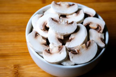 Londra İngiltere, 15 Temmuz 2025, Dilimlenmiş Taze Çiğ Mantar Pişirme İçi