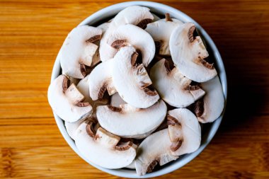 Londra İngiltere, 15 Temmuz 2025, Dilimlenmiş Taze Çiğ Mantar Pişirme İçi