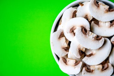 Londra İngiltere, 15 Temmuz 2025, Dilimlenmiş Taze Çiğ Mantar Pişirme İçi