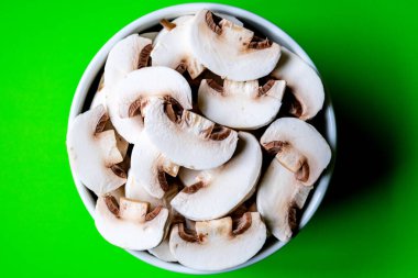 Londra İngiltere, 15 Temmuz 2025, Dilimlenmiş Taze Çiğ Mantar Pişirme İçi