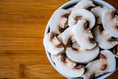 Londra İngiltere, 15 Temmuz 2025, Dilimlenmiş Taze Çiğ Mantar Pişirme İçi