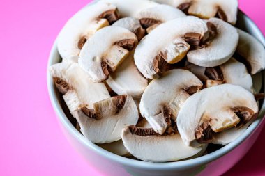 Londra İngiltere, 15 Temmuz 2025, Dilimlenmiş Taze Çiğ Mantar Pişirme İçi