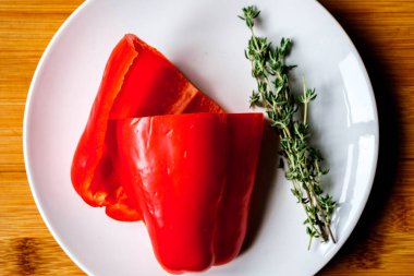 Londra İngiltere, 15 Temmuz 2025 Dilimlenmiş ve Temizlenmiş Kırmızı Biber Pişirmeye Hazır