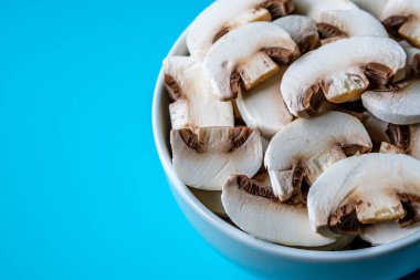 Londra İngiltere, 15 Temmuz 2025, Dilimlenmiş Taze Çiğ Mantar Pişirme İçi